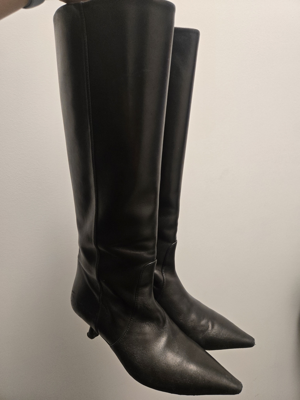 Stuart Weitzman Black Pointed-Toe Knee-High Leather Boots (NAOMI 50)